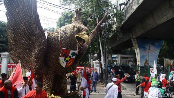 Burung Garuda Raksasa Antar Jokowi-Maruf Amin ke KPU