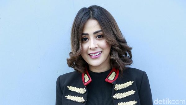 Gaya Serba Hitam Selvi Kitty dan Sandal Bulu