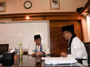 Sandi akan Selfie Bareng Anies Jelang Paripurna Pemberhentian Wagub Sandi akan Selfie Bareng Anies Jelang Paripurna Pemberhentian Wagub
