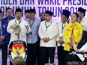 Momen Titiek Dampingi Probowo di KPU