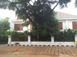 Jelang Pendaftaran Capres, 6 Bus Terparkir di Rumah Prabowo