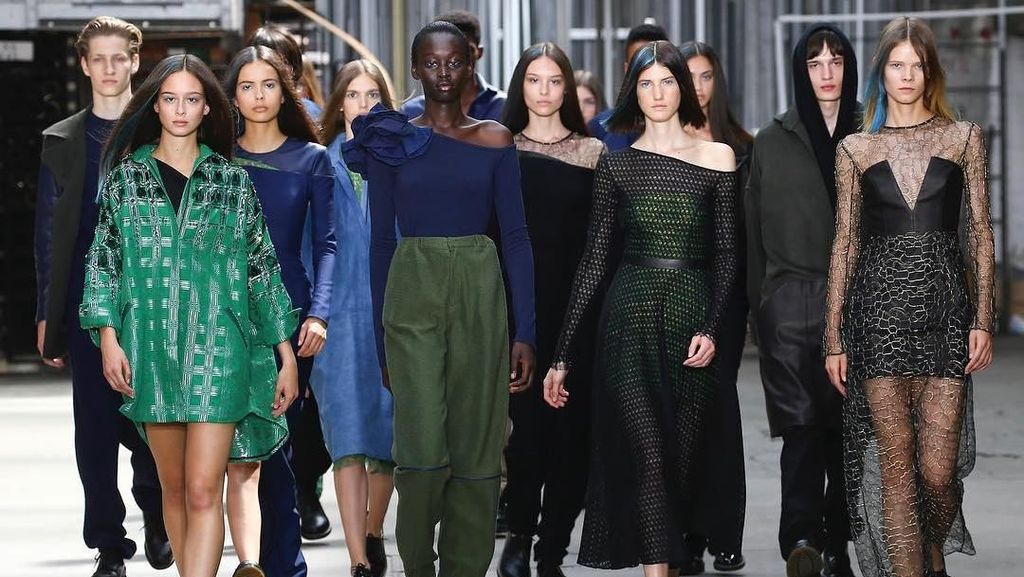 Intip Koleksi Terbaru Putra Capres Prabowo di Paris Fashion Week Intip Koleksi Terbaru Putra Capres Prabowo di Paris Fashion Week