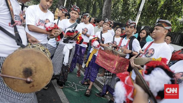 Relawan Jokowi dengan pakaian adat memainkan gamelan Bali.
