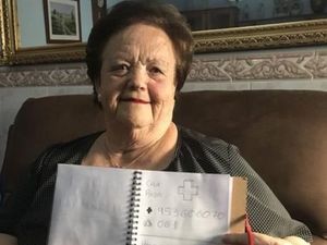 Nenek Buta Huruf Ini Bisa Pakai Telepon Berkat Coretan Cucunya