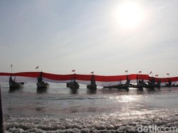Sambut  Kemerdekaan, Bendera 200 Meter Dibentangkan di Atas Laut