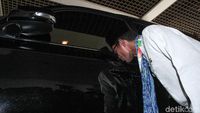 Cium Mobil Dinas, Gaya Perpisahan Sandi Sebagai Wagub