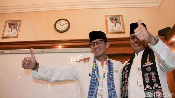 Momen Perpisahan Anies-Sandi di Balai Kota