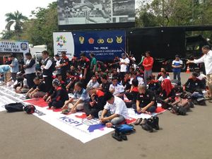 1 Kompi Polisi Amankan Massa Pendukung Prabowo di Silang Monas 1 Kompi Polisi Amankan Massa Pendukung Prabowo di Silang Monas