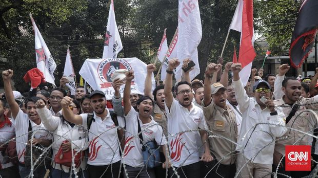 Para relawan di seberang kantor KPU.