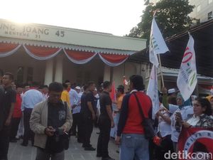 Jelang Pendaftaran Pilpres, Relawan Jokowi Padati Gedung Joang 45 Jelang Pendaftaran Pilpres, Relawan Jokowi Padati Gedung Joang 45