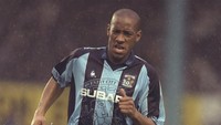 Dion Dublin juga melakukan hal serupa saat membela Coventry City pada musim 1997/1998. Dublin mencetak hat-trick yang membawa Coventry menang 3-2 atas Chelsea setelah tertinggal dua gol lebih dulu. (Getty Images)