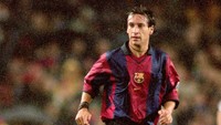 Sepeninggal Figo, nomor itu langsung mendapat tuan yang baru. Dia adalah Alfonso yang memakainya di tahun 2000-2001. (Foto: Allsport UK /Allsport)