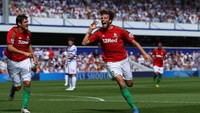 Michu juga tampil sensasional di laga debutnya bersama Swansea City musim 2012/2013. Didatangkan dari Rayo Vallecano, Michu bikin dua gol dan satu assist yang bikin Swansea menang 5-0 di kandang Queens Park Rangers. (Richard Heathcote/Getty Images)