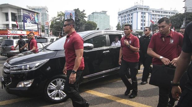 Presiden Joko Widodo berada di dalam mobil saat menuju Gedung Komisi Pemilihan Umum (KPU), Jakarta, Jumat (10/8).