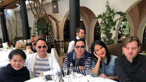 Sering Makan Bareng, Ini Momen Kedekatan Tio Setiyoso dan Sophia Latjuba