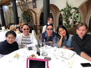 Sering Makan Bareng, Ini Momen Kedekatan Tio Setiyoso dan Sophia Latjuba