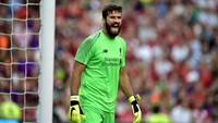 Alisson Becker jadi kiper termahal dalam duel ini. Nilai transfernya saat diboyong dari AS Roma tak kurang dari 56,25 juta pound sterling. Alisson sempat jadi kiper termahal di dunia, sebelum kemudian digusur oleh Kepa Arrizabalaga (Chelsea). (Foto: Charles McQuillan/Getty Images)