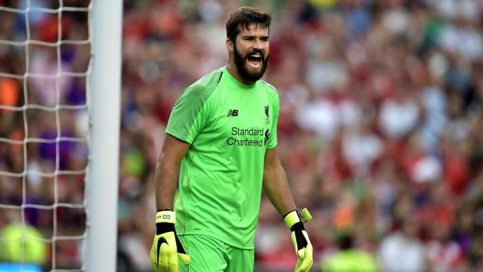 Alisson latihan ala rugbi jelang lawan Crystal Palace. (Foto: Charles McQuillan/Getty Images) Alisson latihan ala rugbi jelang lawan Crystal Palace. (Foto: Charles McQuillan/Getty Images)