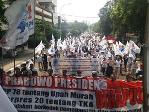 Long March ke KPU, Massa Prabowo Putar Lagu #2019GantiPresiden Long March ke KPU, Massa Prabowo Putar Lagu #2019GantiPresiden