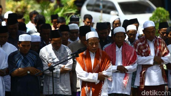 Masjid Rusak Akibat Gempa, Warga Lombok Salat di Halaman