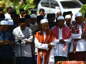 Masjid Rusak Akibat Gempa, Warga Lombok Salat di Halaman