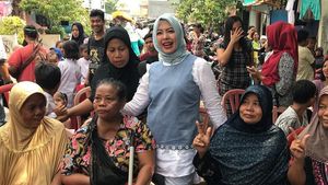 Gaya Hijab Ibu Pejabat Ala Mpok Nur, Istri Cawapres Sandiaga Uno