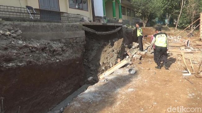 Pekerja Proyek Sekolah di Jombang Tewas Tertimpa Bangunan Longsor Pekerja Proyek Sekolah di Jombang Tewas Tertimpa Bangunan Longsor