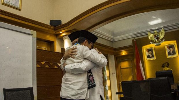 Gubernur DKI Jakarta Anies Baswedan (kanan) berpelukan dengan Sandiaga Uno (kiri) usai pengunduran diri Sandiaga sebagai Wagub DKI Jakarta di Balai Kota, Jakarta, Jumat (10/8).