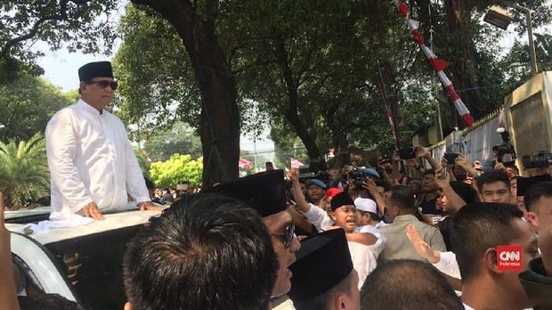 Prabowo Subianto datang ke kantor KPU.