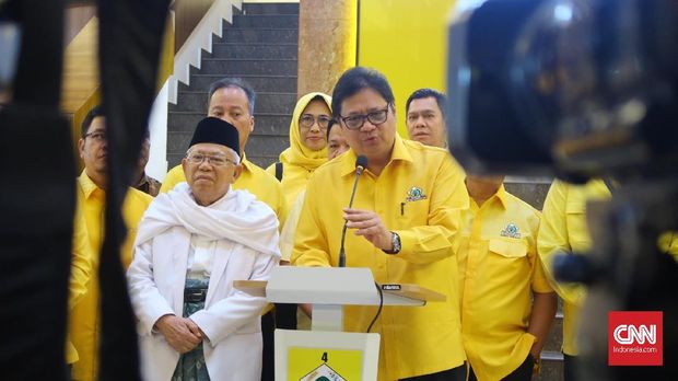 Ketua Umum Partai Golkar Airlangga Hartarto (kanan) dan bakal calon wakil presiden Ma'ruf Amin (kiri) di Kantor DPP Golkar, Jumat (10/8).