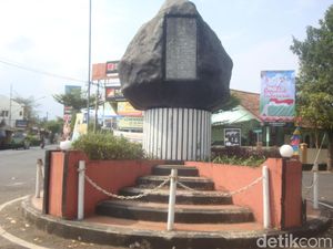 Tugu Prompong Monumen Pertempuran Dahsyat di Kaki Gunung Slamet Tugu Prompong Monumen Pertempuran Dahsyat di Kaki Gunung Slamet