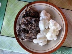 Enak Tenan! Gurih Renyah Geblek  Disantap dengan Tempe Benguk Besengek