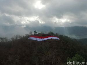 Beragam Elemen Kibarkan Bendera Raksasa di Atas Bukit Kota Trenggalek