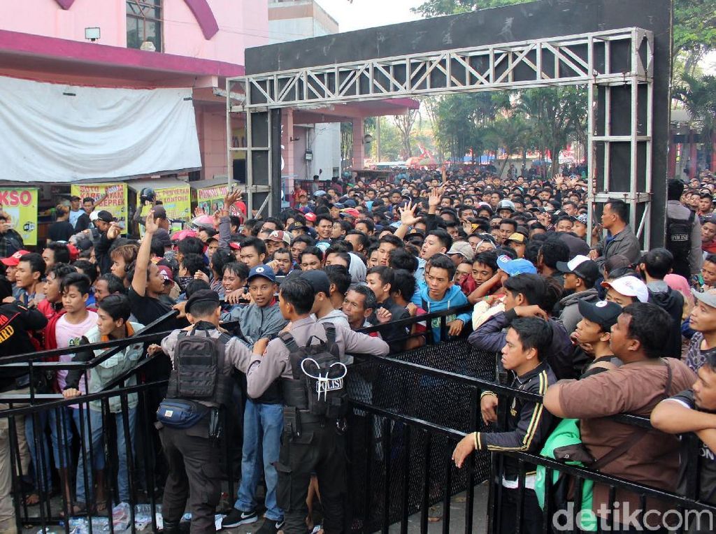 Berdesakan Sampai Pingsan demi Timnas U-16 di Final Piala AFF U-16 Berdesakan Sampai Pingsan demi Timnas U-16 di Final Piala AFF U-16