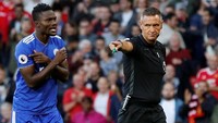Saat pertandingan belum genap berjalan dua menit, wasit Andre Marriner memberikan penalti untuk MU karena menganggap Daniel Amartey melakukan handball. Foto: Andrew Boyers/Action Images via Reuters