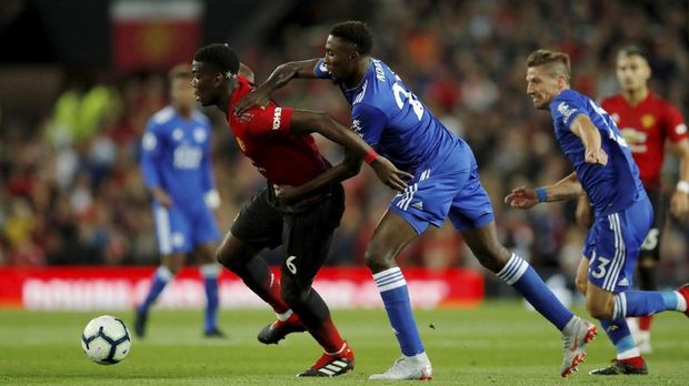 Pogba mengenakan ban kapten saat Man United mengalahkan leicester 2-1.