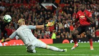 Lukaku membuang peluang emas untuk menambah keunggulan MU. Tinggal menghadapi Kasper Schmeichel, tembakannya masih bisa digagalkan kiper Leicester itu. Foto: Michael Regan/Getty Images