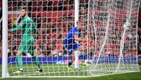 Leicester menipiskan ketertinggalannya melalui sundulan jarak dekat Vardy di injury time. Foto: Laurence Griffiths/Getty Images