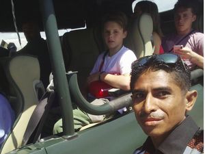 Tak Cuma Beckham, Petugas Bandara Ini Sering Selfie Bareng Artis Lain