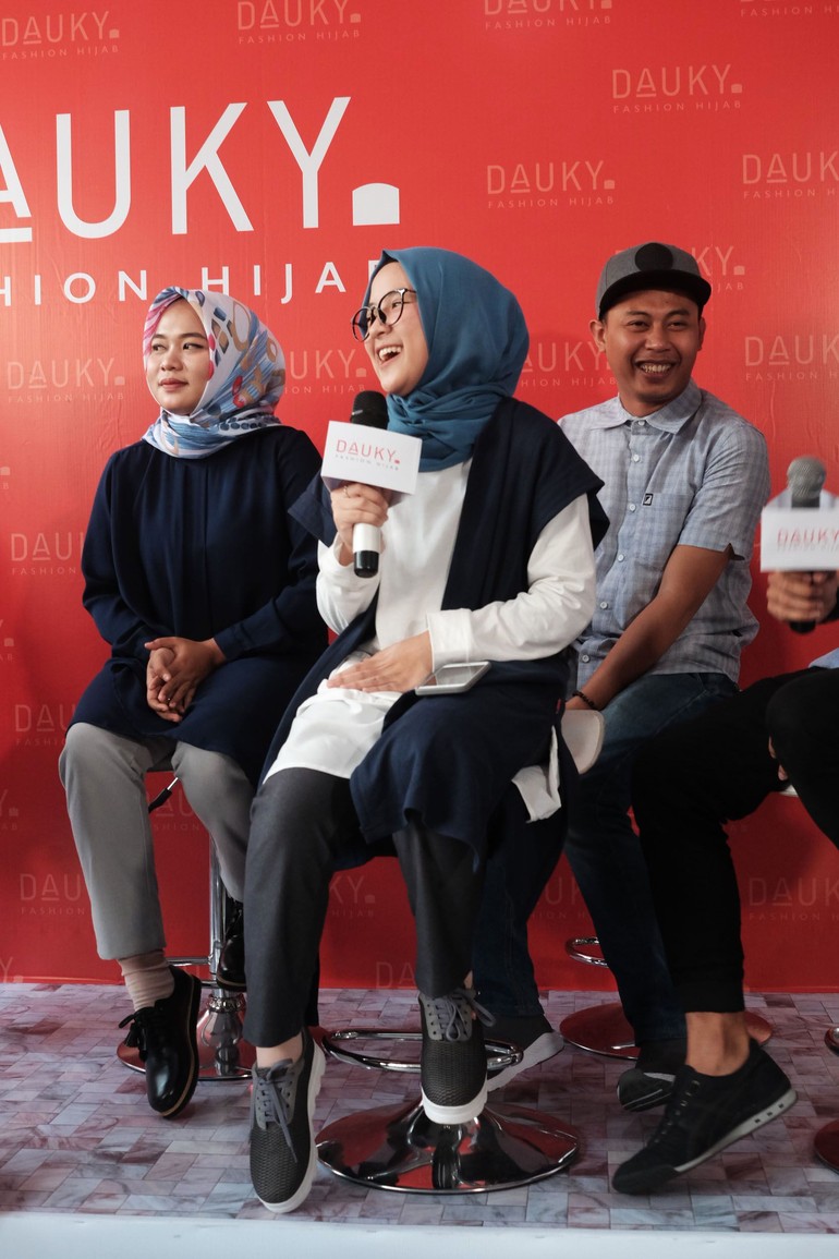 Foto Imutnya Nissa Sabyan Pakai Hijab Simple Khas Anak Muda