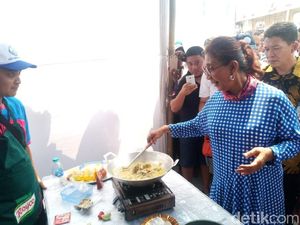Susi Ikut Masak di Festival Muara Baru, Anies Asyik Mencicipi