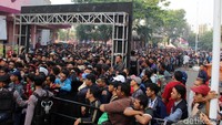 Para suporter pun kecewa karena tidak kebagian tiket.