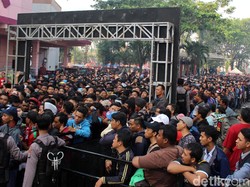 Para suporter pun kecewa karena tidak kebagian tiket.