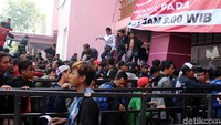 Antusias masyarakat yang akan menonton pertandingan final Timnas Indonesia U-16 luar biasa. Terbukti bahwa tiket yang disediakan oleh panitia penyelenggara sebanyak 25 ribu dalam waktu 1 jam 40 menit ludes.