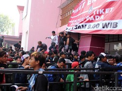 Antusias masyarakat yang akan menonton pertandingan final Timnas Indonesia U-16 luar biasa. Terbukti bahwa tiket yang disediakan oleh panitia penyelenggara sebanyak 25 ribu dalam waktu 1 jam 40 menit ludes.