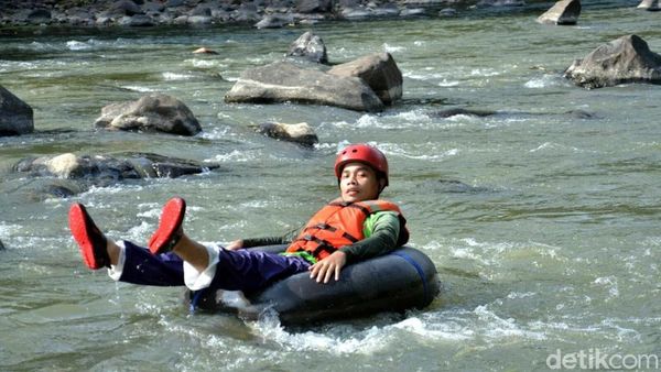Foto: River Tubing Seru di Ciamis, Berani Coba?