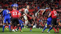 Di sisa waktu yang sudah amat tipis, Leicester berusaha mati-matian untuk menyamakan skor. Tapi, usaha mereka gagal. Foto: Laurence Griffiths/Getty Images
