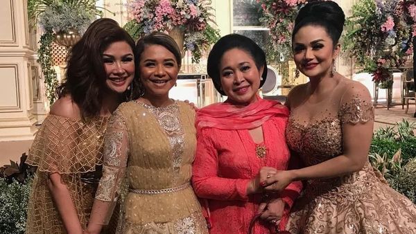 Gaya Mewah Titiek Soeharto Serba Matching Pakai Tas Hermes