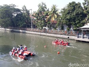 Ratusan Atlet Perahu Dayung Berlomba Taklukkan Sungai Kalimas
