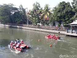 Ratusan Atlet Perahu Dayung Berlomba Taklukkan Sungai Kalimas